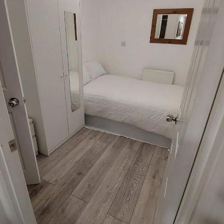Double En-Suite Room Available In 3 Bed Apt London Kültér fotó