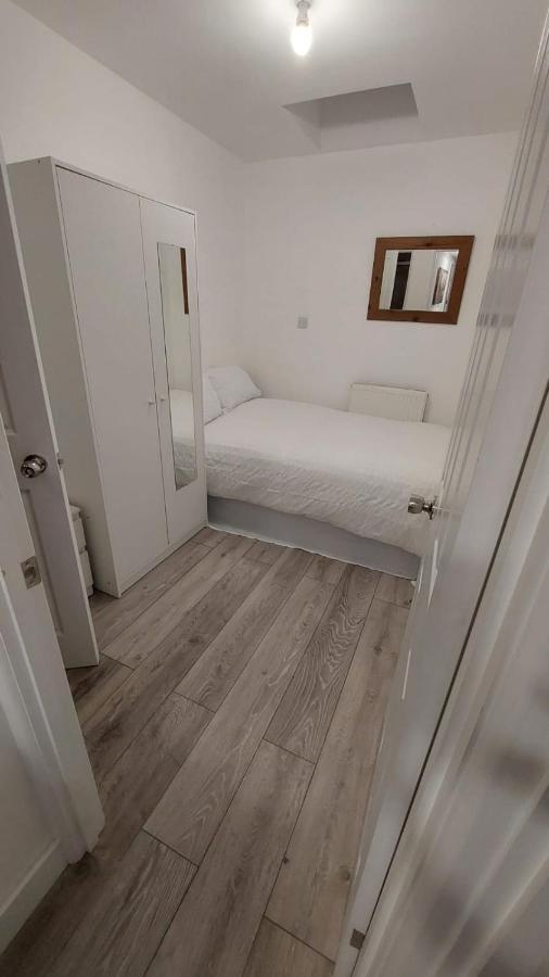 Double En-Suite Room Available In 3 Bed Apt London Kültér fotó