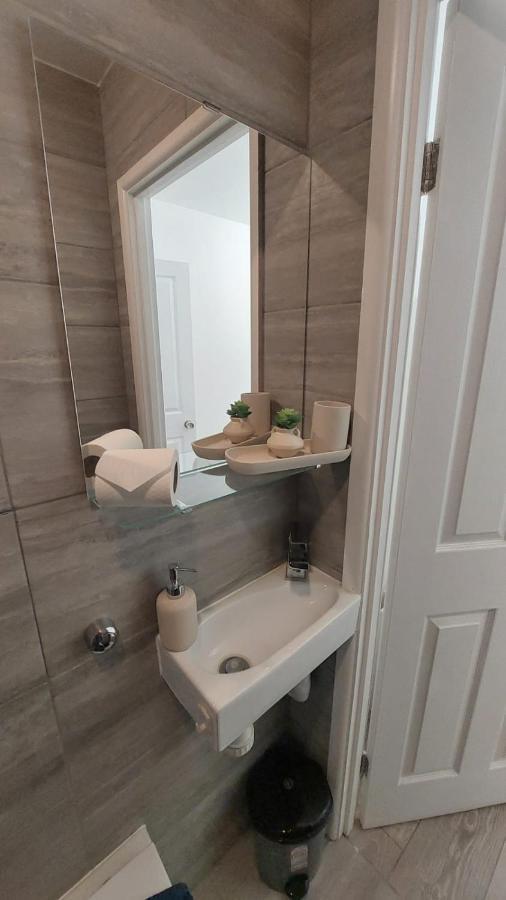 Double En-Suite Room Available In 3 Bed Apt London Kültér fotó