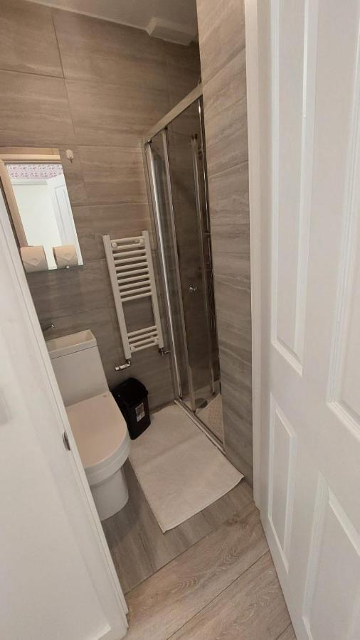 Double En-Suite Room Available In 3 Bed Apt London Kültér fotó